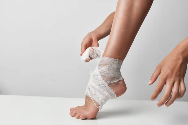 Traumatologia da perna enfaixada problemas de saúde close-up — Fotografia de Stock