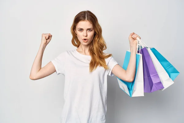 Mooie vrouw met kleurrijke tassen Shopping lifestyle studio — Stockfoto