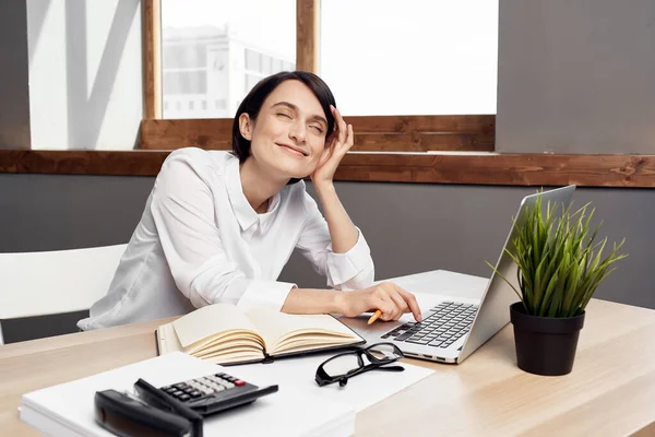 Vrouwelijke manager in de kantoordocumenten Professionele Job light achtergrond — Stockfoto