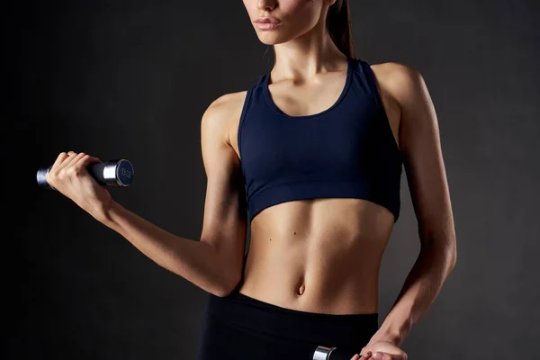 Mujer deportiva gimnasio entrenamiento fitness ejercicio — Foto de Stock