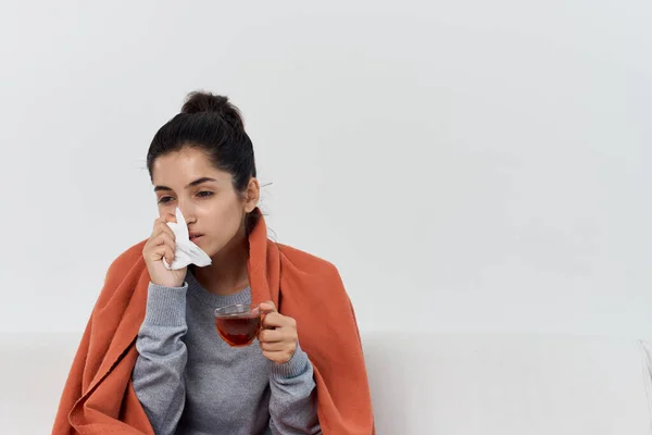 Žena doma uvedení na zdravotní problémy chřipka virus — Stock fotografie