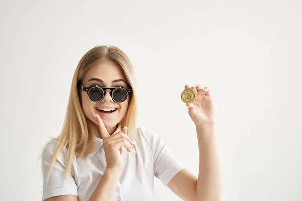 Красивая блондинка в очках с технологией криптовалютных биткойнов — стоковое фото
