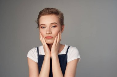 Güzel kadın, çekici görünüş modern tarz kırpılmış görünüm.