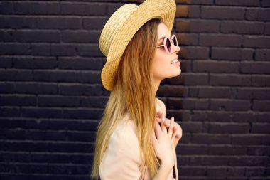 Çekici kadın şehir yürüyüşü eğlenceli moda taze siyah tuğla duvar