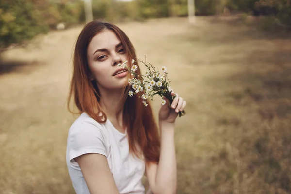 Mulher segurando flores natureza Estilo de vida verão — Fotografia de Stock