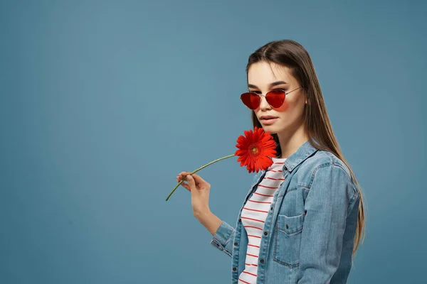 Jolie brune portant des lunettes de soleil fleur rouge modèle de style élégant — Photo