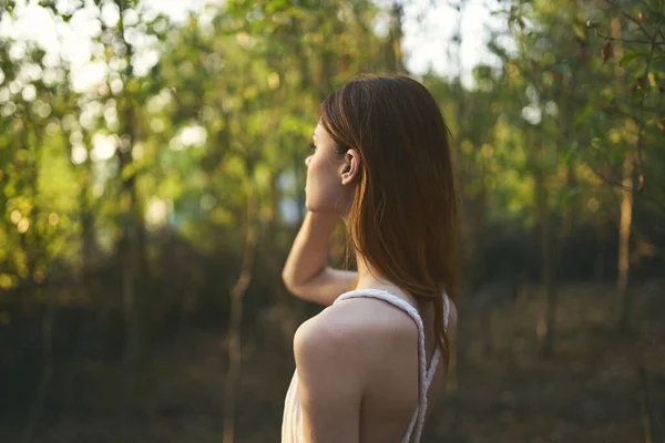 Mulher de vestido branco natureza andar floresta verão árvores — Fotografia de Stock