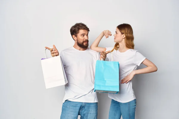 Jovem casal com sacos na mão compras venda diversão — Fotografia de Stock