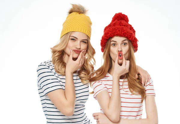 Две милые девушки в красочных шляпах, представляющих дружбу в современном стиле — стоковое фото
