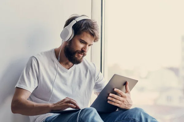 Uomo con cuffie con computer portatile intrattenimento relax — Foto Stock