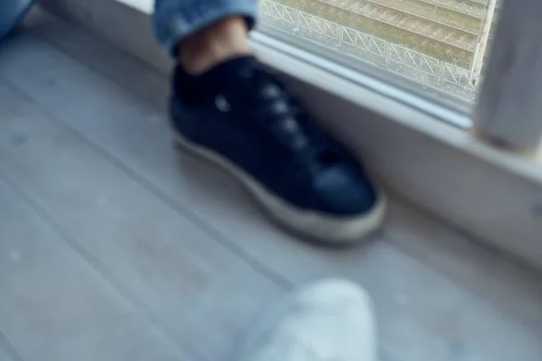 Foot on the windowsill close-up — Stock Photo, Image