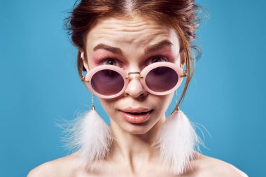 Mutlu kadın çıplak omuzlar. Duygular stüdyo modası.