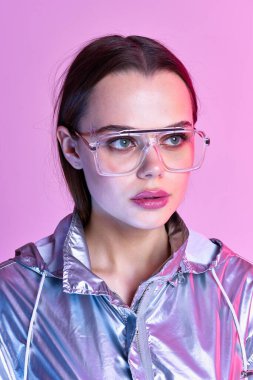 Güzel kadın gümüşi ceket moda Gece kulübü pembe arka plan poz