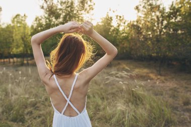 Sahada güzel bir kadın. Özgürce yaşıyor.