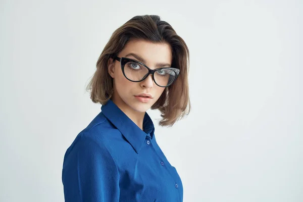 Bizneswoman w niebieskiej koszuli i okularach walkie-talkie kierownik biura — Zdjęcie stockowe