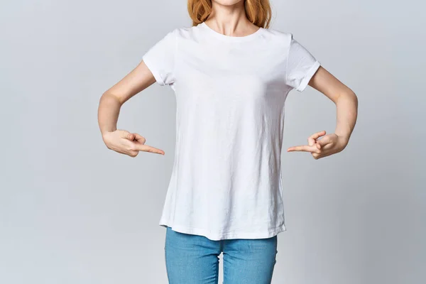 Mulher bonita em t-shirt branca corte vista posando design mockup — Fotografia de Stock