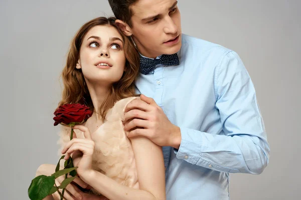 Erkek ve kadın romantizm kucaklaşması lüks tutku gri arka plan — Stok fotoğraf