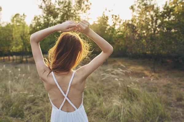 Sahada güzel bir kadın. Özgürce yaşıyor.