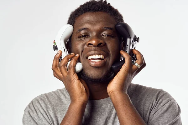 Neşeli erkek Afrikalı görünümlü oyun alanı video oyunları eğlence teknolojisi — Stok fotoğraf