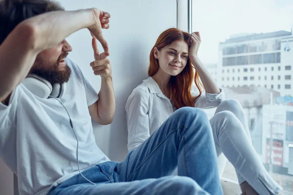 Una joven pareja charlando cerca de la ventana romance alegría — Foto de Stock