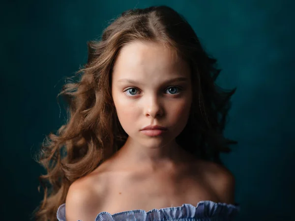 Malá dívka tvář detailní make-up studio pózování — Stock fotografie