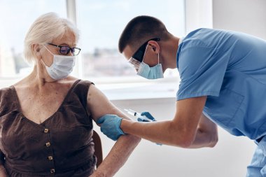 Doktor şırınga aşısı ile pasaport hastası tedavisi