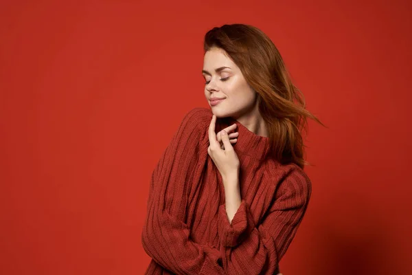 Mujer pelirroja en suéter rojo estudio de moda posando —  Fotos de Stock