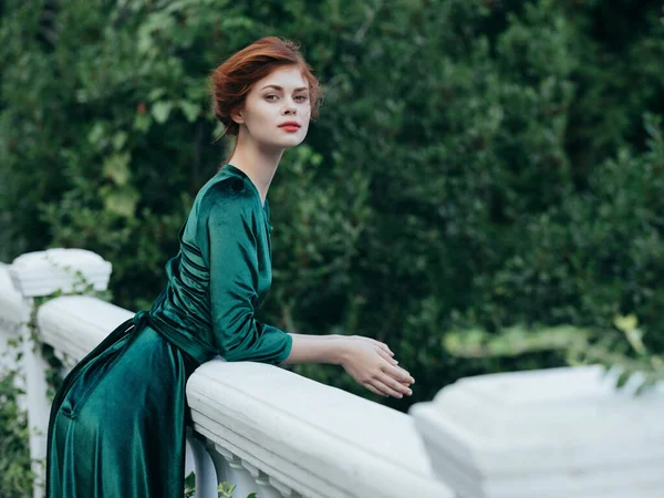 Nő zöld ruhában a parkban természet luxus romantika — Stock Fotó