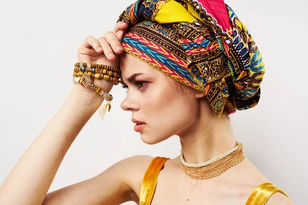 Glad kvinna med flerfärgad turban på huvudet dekoration poserar — Stockfoto