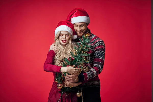 Fröhliche Eheleute feiern Weihnachten Neujahr roter Hintergrund — Stockfoto