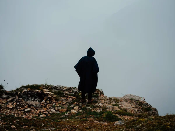 Einsam Mann Berge Nebel Natur Frischluft Landschaft — Stockfoto