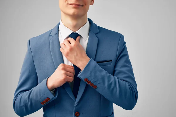 Επιχειρηματίας σε ένα κοστούμι ισιώνει γραβάτα επαγγελματικό γραφείο του — Φωτογραφία Αρχείου