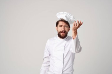 Sakallı şef mutfak işçisi mesleki duyguları işaret eder.