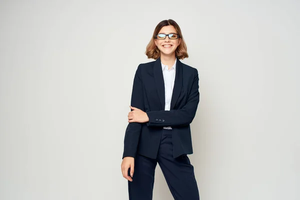 Bastante mujer de negocios en traje posando trabajo oficial — Foto de Stock