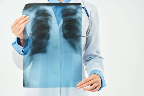 Mujer doctor rayos X investigación diagnósticos hospital — Foto de Stock