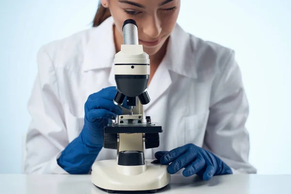Mujer científica laboratorio microscopio investigación biotecnología — Foto de Stock