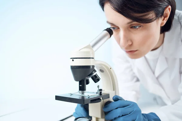 Ricerca al microscopio biotecnologia medicina scienza — Foto Stock