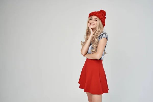 Belle femme en vêtements à la mode Chapeau rouge posant Studio — Photo
