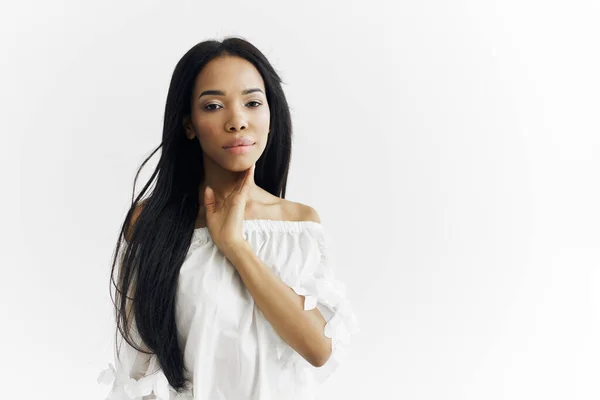 Mujer bonita aspecto africano y hermoso cabello — Foto de Stock