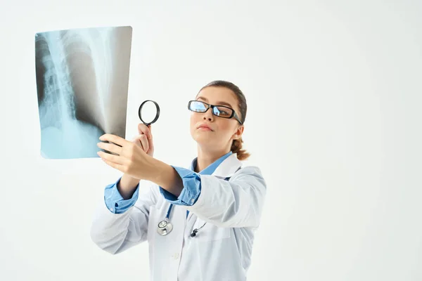 Лікування рентгенівського білого пальто жіночого лікаря — стокове фото