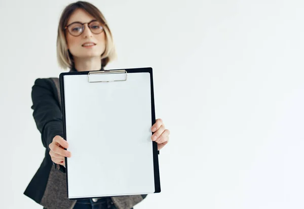 Femme d'affaires portant des lunettes documents bureau lumière professionnelle fond — Photo