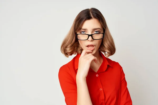 Femme d'affaires en chemise rouge et gestionnaire de lunettes de travail fond clair — Photo