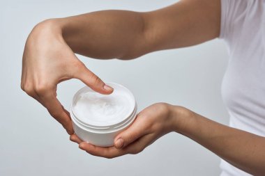 Kadın ellerinde krem nemlendirici cilt bakımı