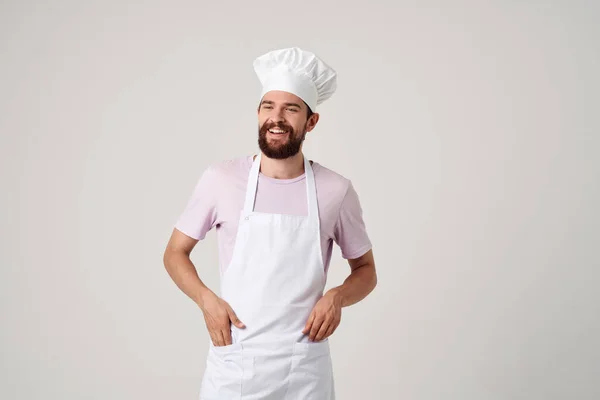 Alegre chef masculino en gestos uniformes con sus manos restaurante gourmet — Foto de Stock