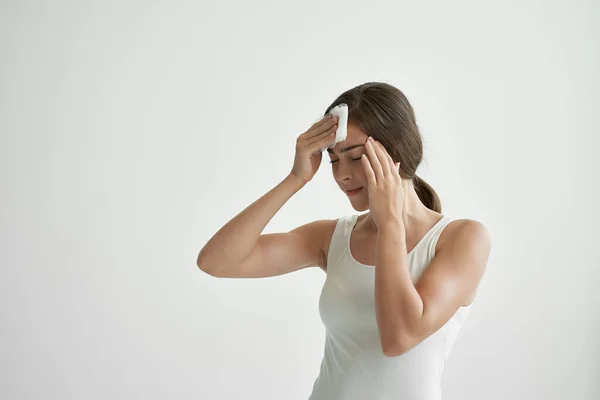 Femme froid problème de santé incendies émotion lingettes visage — Photo