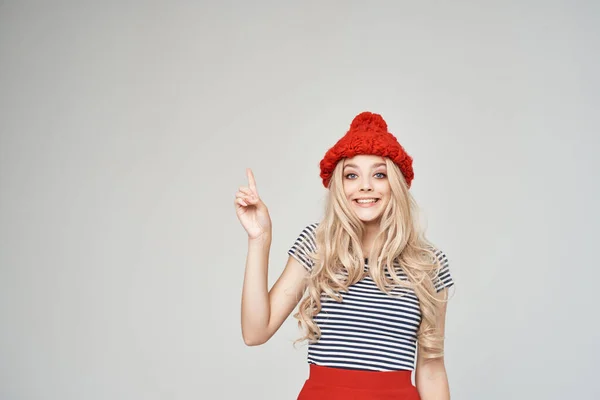 Mooie vrouw in een gestreept T-shirt rood hoed bijgesneden uitzicht glamour — Stockfoto