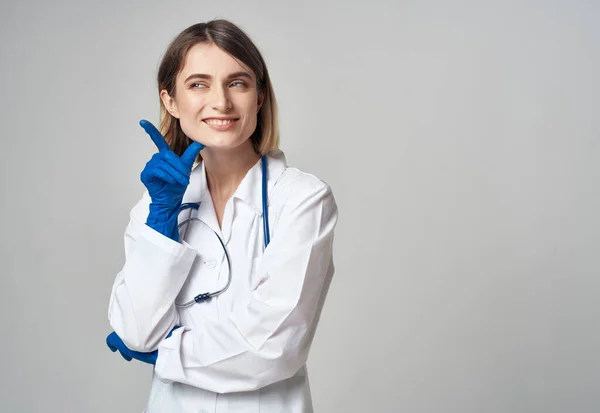 Médico em uniforme médico fundo isolado — Fotografia de Stock