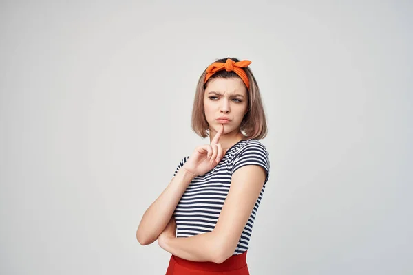 Bella donna con una benda sulla testa in una t-shirt a righe sfondo chiaro — Foto Stock