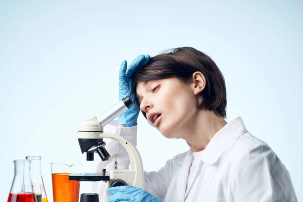 Mujer científico microscopio diagnóstico microbiología profesional —  Fotos de Stock