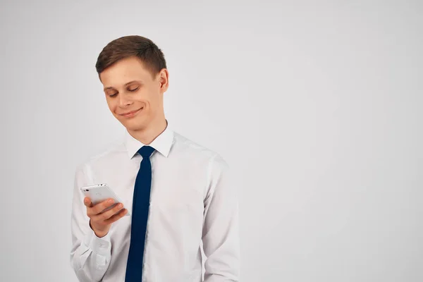 Geschäftsmann im Hemd mit Krawatte Telefon in den Händen Technologiebüro — Stockfoto